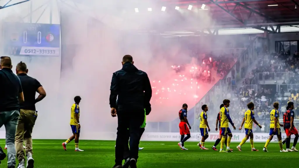 LIVE eredivisie | Supporterscollectief baalt van KNVB-maatregelen tegen vuurwerk: ‘Emotie en onderbuik winnen het van de feiten’