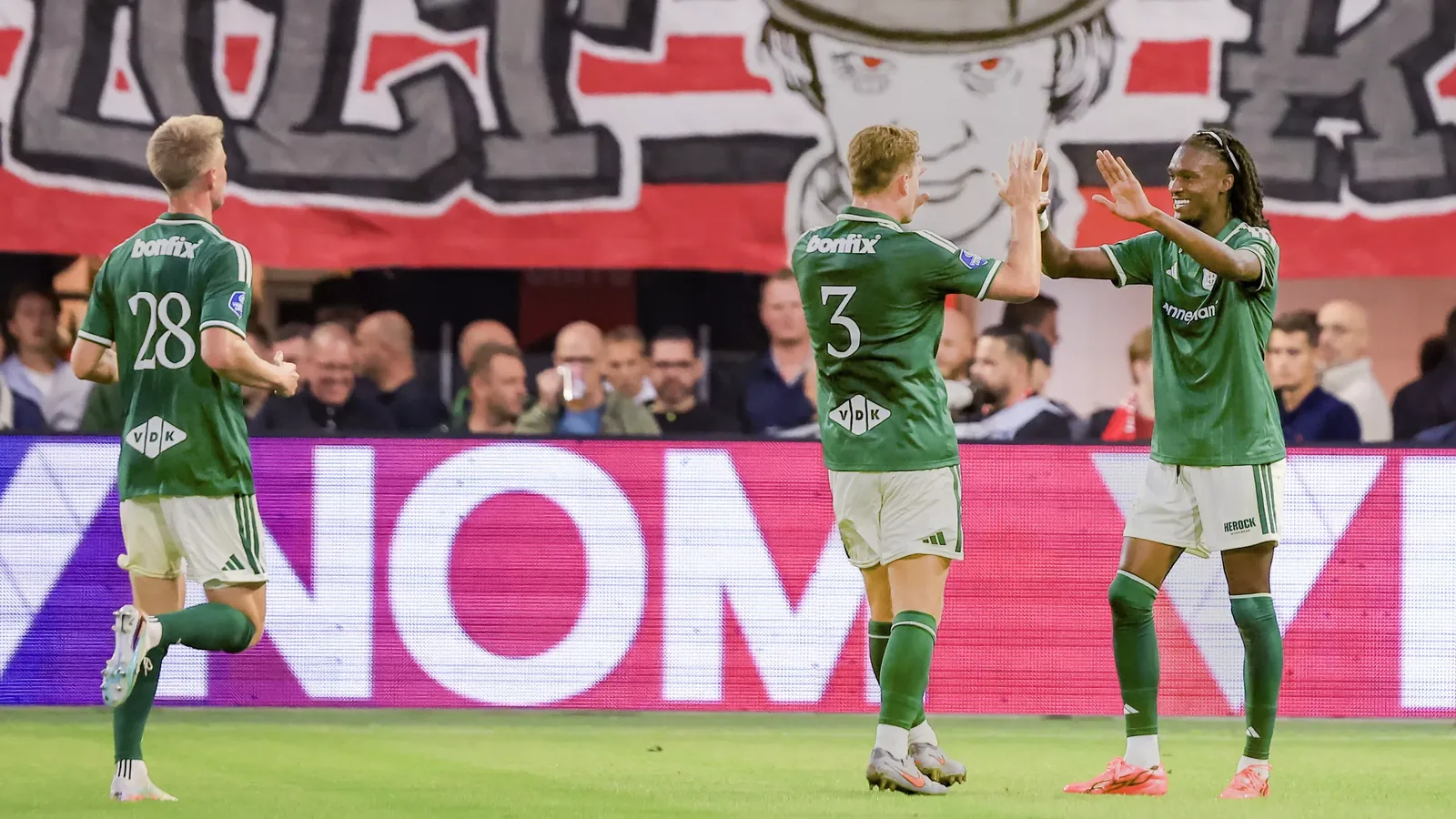 Cissoko wordt gefeliciteerd na zijn openingstreffer