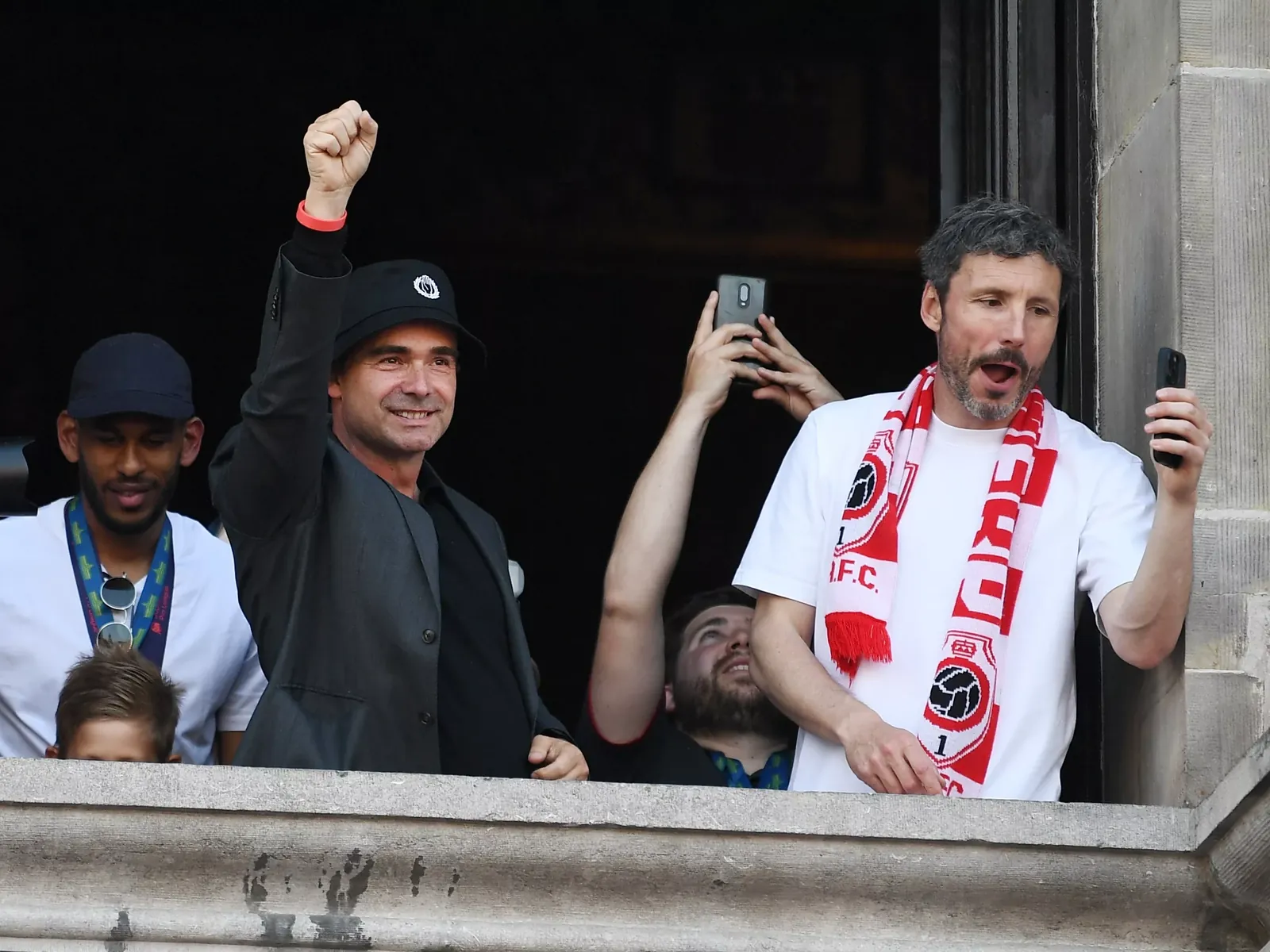 Overmars en Van Bommel vieren de eerste landstitel van Antwerp FC in 66 jaar.