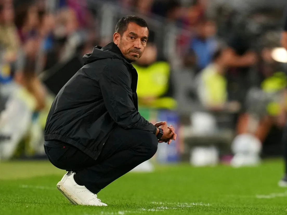 Giovanni van Bronckhorst kijkt toe hoe zijn ploeg verliest van FC Barcelona