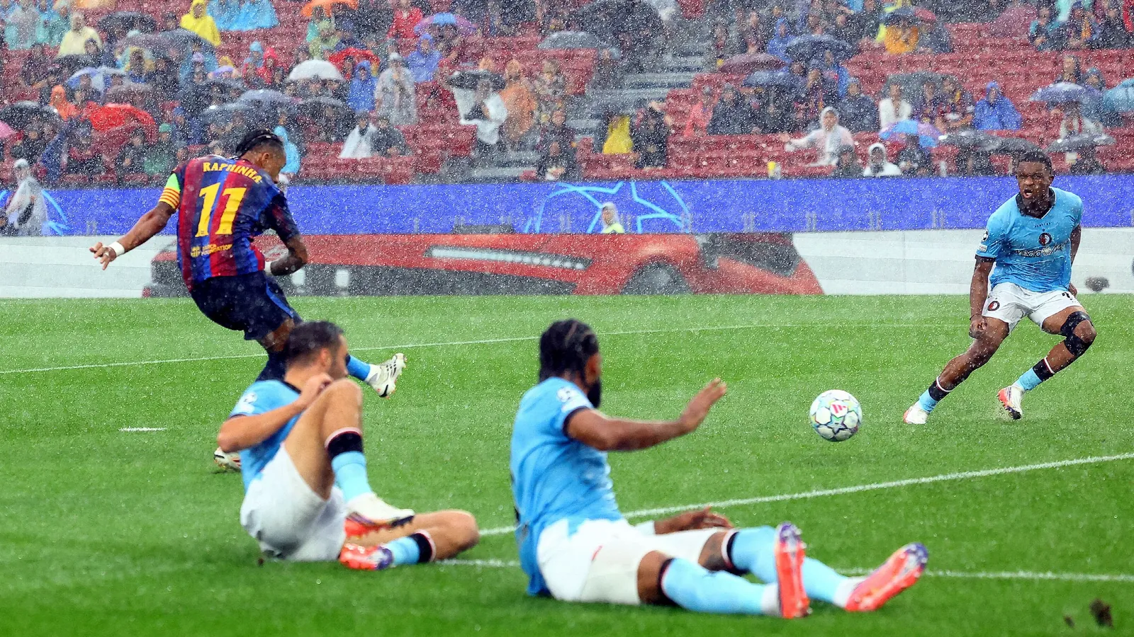 Feyenoorders Vanhoutte en St. Juste glijden mis, Raphinha scoort