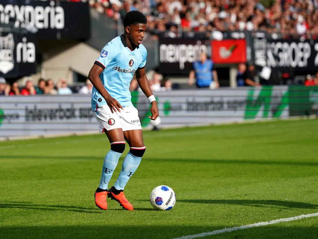 Jerayno Schaken aan de bal tijdens NEC-Feyenoord.