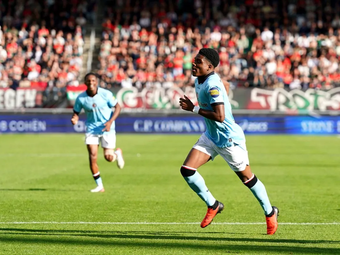 Jerayno Schaken juicht na zijn doelpunt tegen NEC