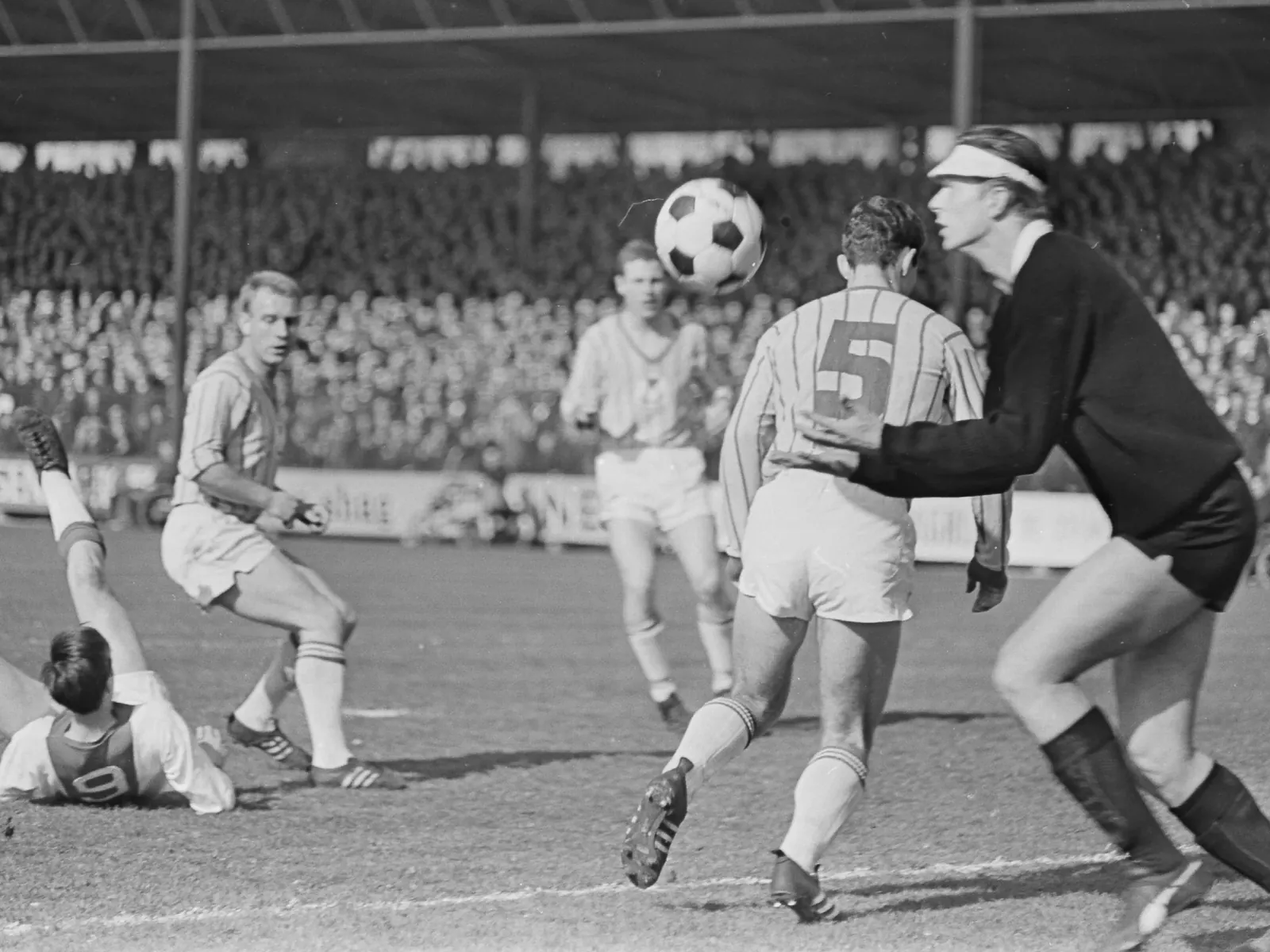 Van Zoghel (rechts) in 1966 voor Go Ahead tegen Ajax